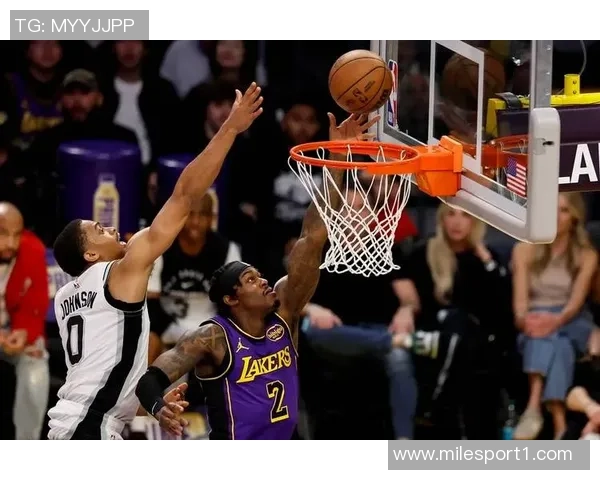 奎因关键反击撞倒东契奇湖人成功挑战改判为进攻犯规 奎因关键反击撞倒东契奇湖人成功挑战改判为进攻犯规