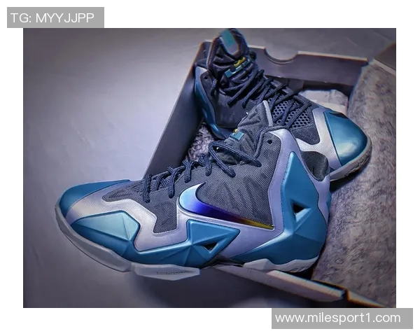 詹姆斯23代Heatles配色正式发售致敬热火三巨头引发球迷热议 詹姆斯23代Heatles配色正式发售致敬热火三巨头引发球迷热议