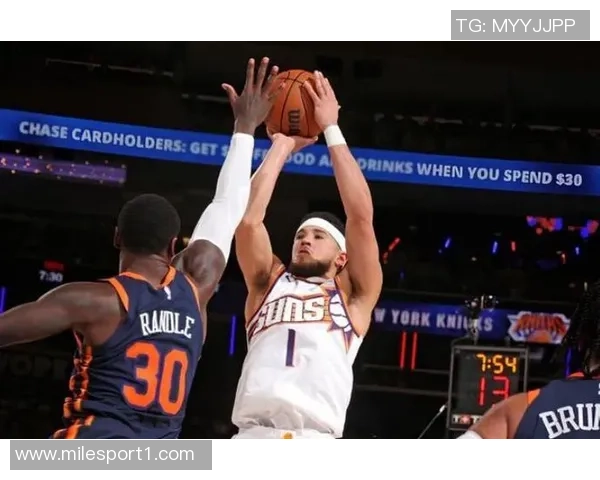 布克自信迎战卡鲁索顶级防守时刻展现实力